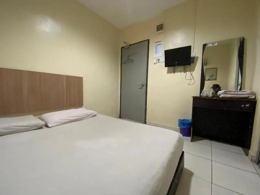 Bed in OYO 89760 Harmoni Inn Hotel