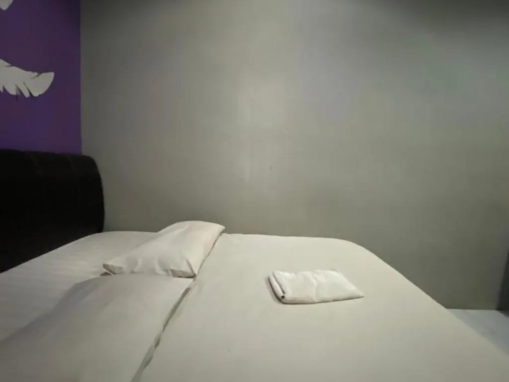 Bed in OYO 89760 Harmoni Inn Hotel