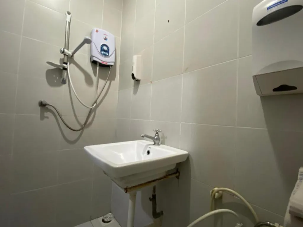 OYO 89760 Harmoni Inn Hotel