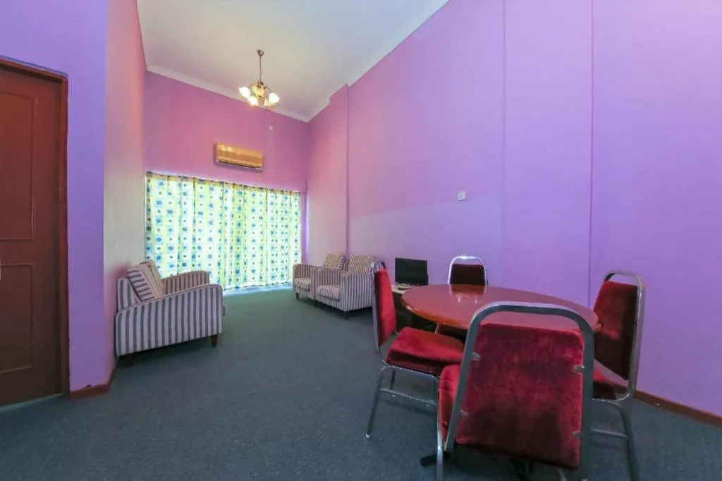 Capital O 89876 Safari Hotel