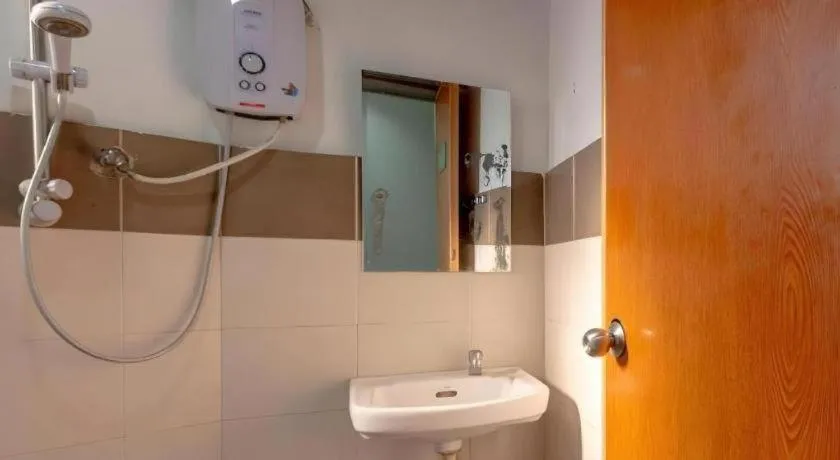 OYO 89874 Gs Golden Star Hotel