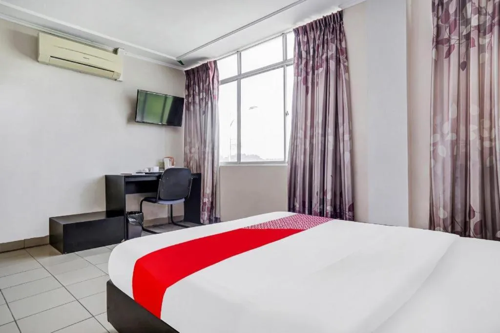 Bed in OYO 90376 Centre Point Hotel