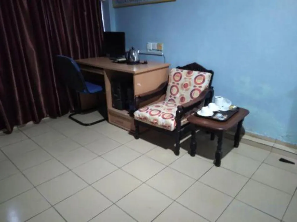 OYO 90376 Centre Point Hotel