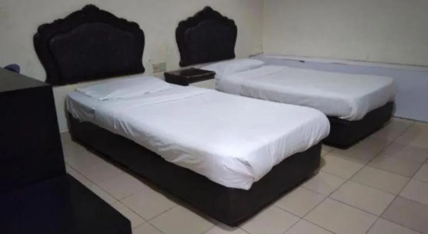 Bed in OYO 90376 Centre Point Hotel