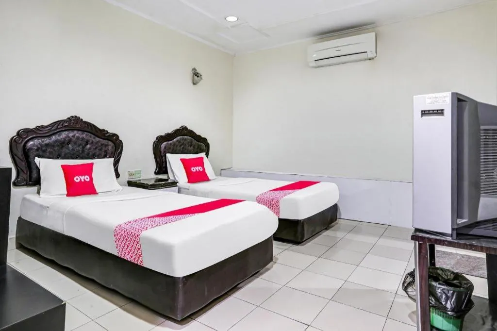 Bed in OYO 90376 Centre Point Hotel