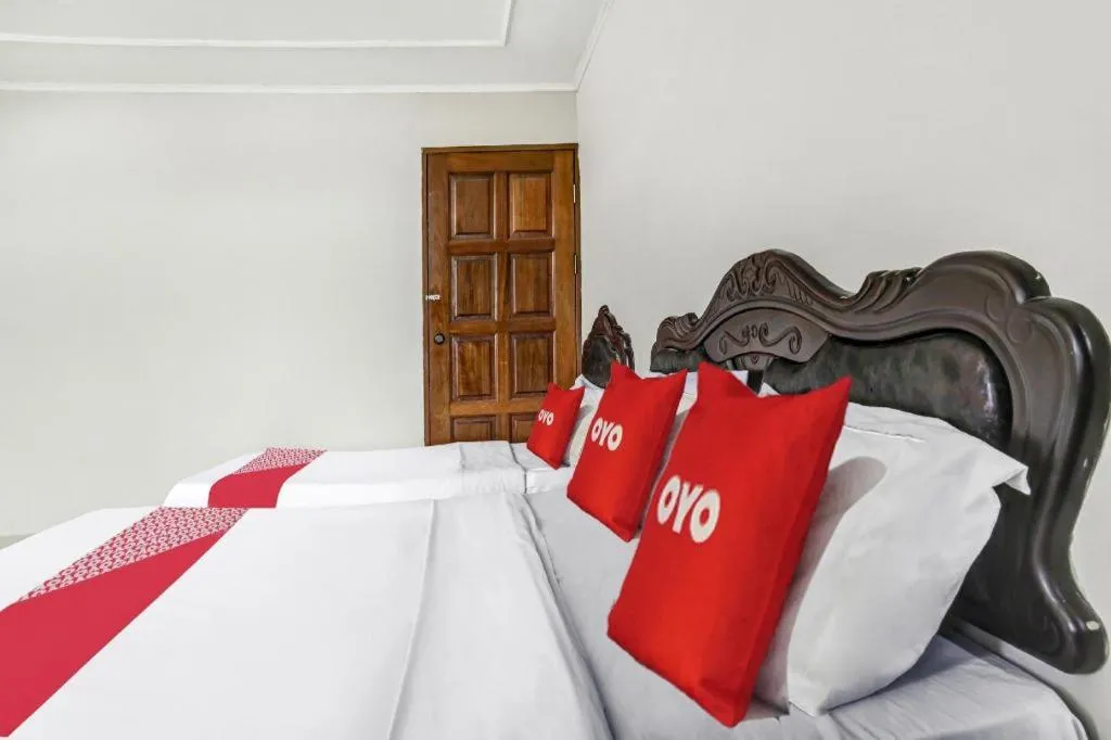 Bed in OYO 90376 Centre Point Hotel