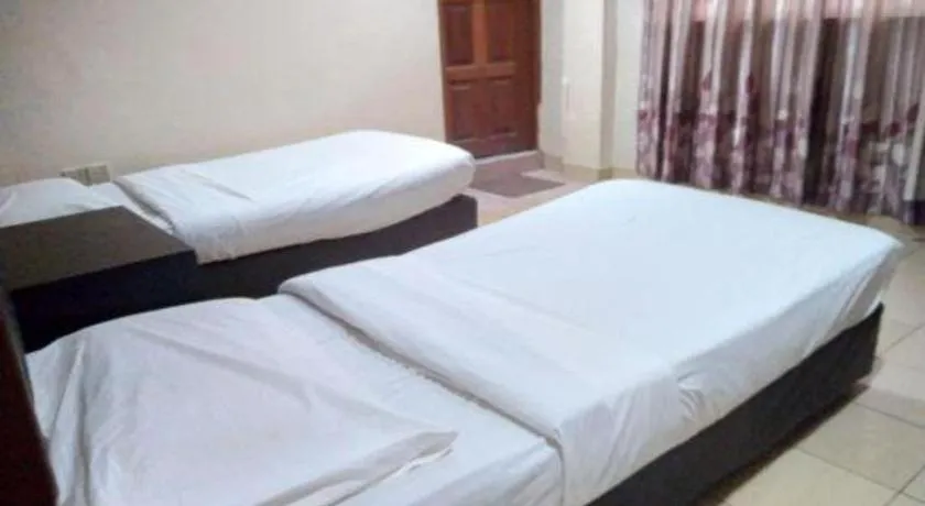 Bed in OYO 90376 Centre Point Hotel