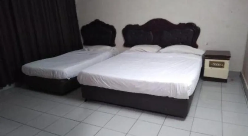 Bed in OYO 90376 Centre Point Hotel