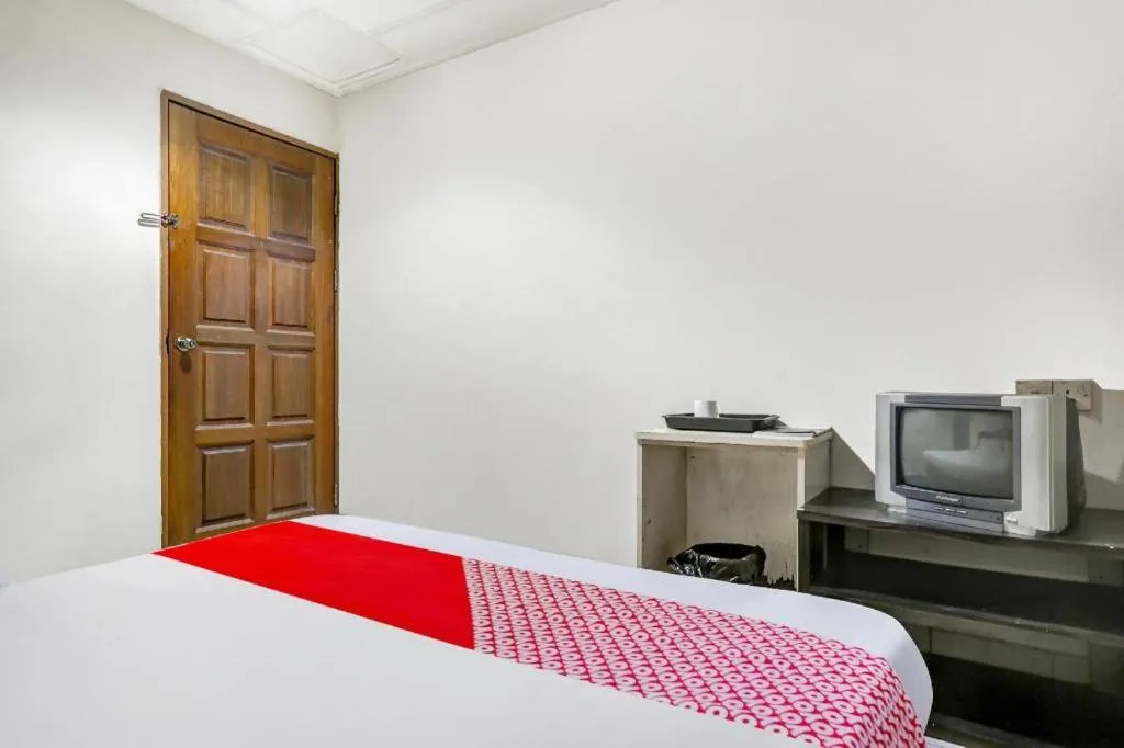 Bed in OYO 90376 Centre Point Hotel