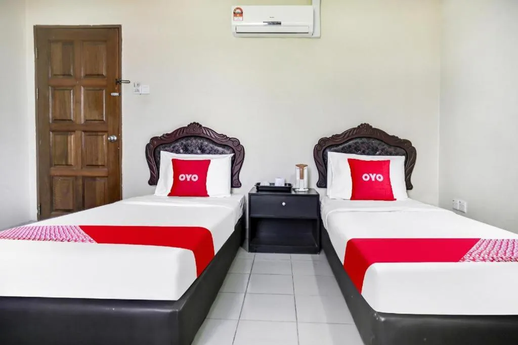 Bed in OYO 90376 Centre Point Hotel