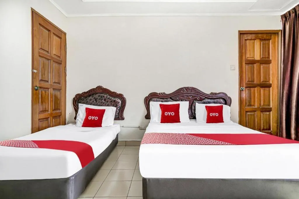 Bed in OYO 90376 Centre Point Hotel