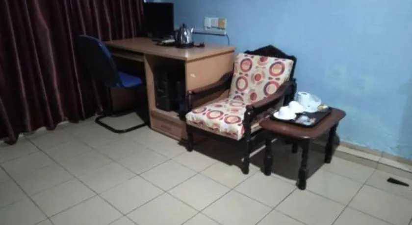 OYO 90376 Centre Point Hotel