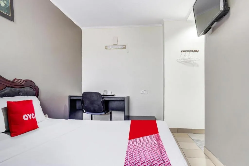 Bed in OYO 90376 Centre Point Hotel