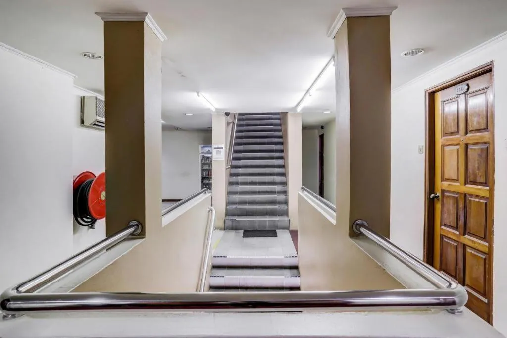 OYO 90376 Centre Point Hotel