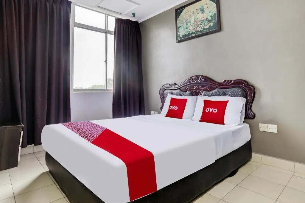 Bed in OYO 90376 Centre Point Hotel