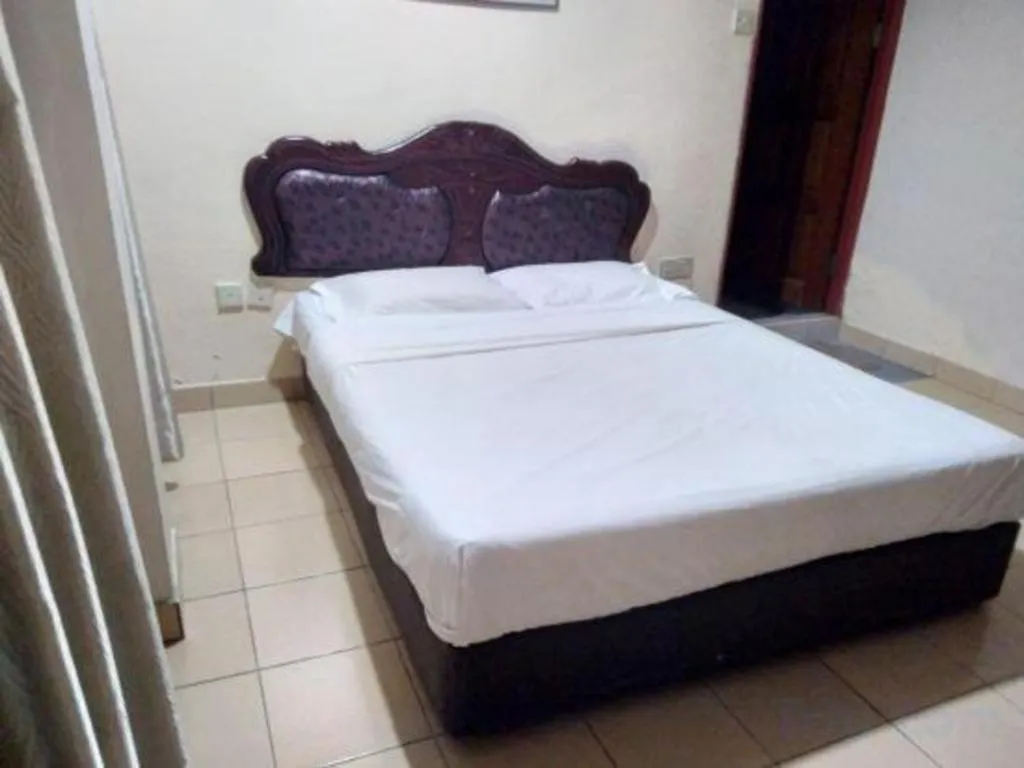 Bed in OYO 90376 Centre Point Hotel