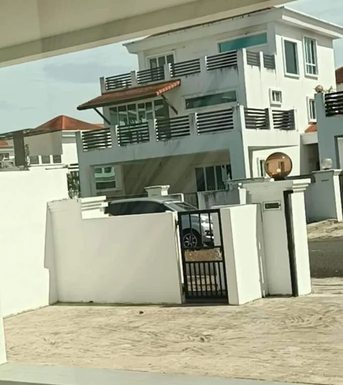 OYO HOME 90769 Flo Inn Homestay Bsi