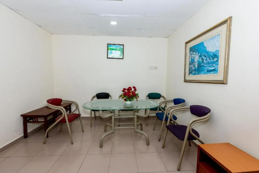 OYO 90893 Hotel 68 Kampung Lapan