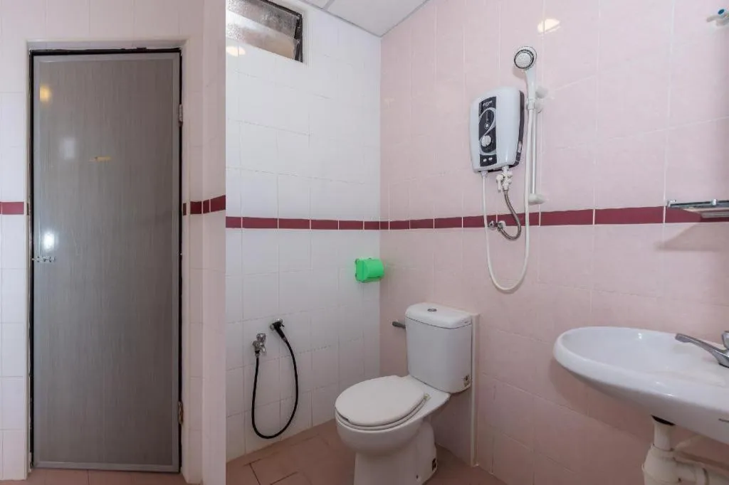 OYO 90893 Hotel 68 Kampung Lapan