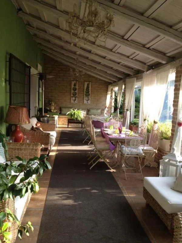 Communal lounge/ TV room in B&B Abracadabra