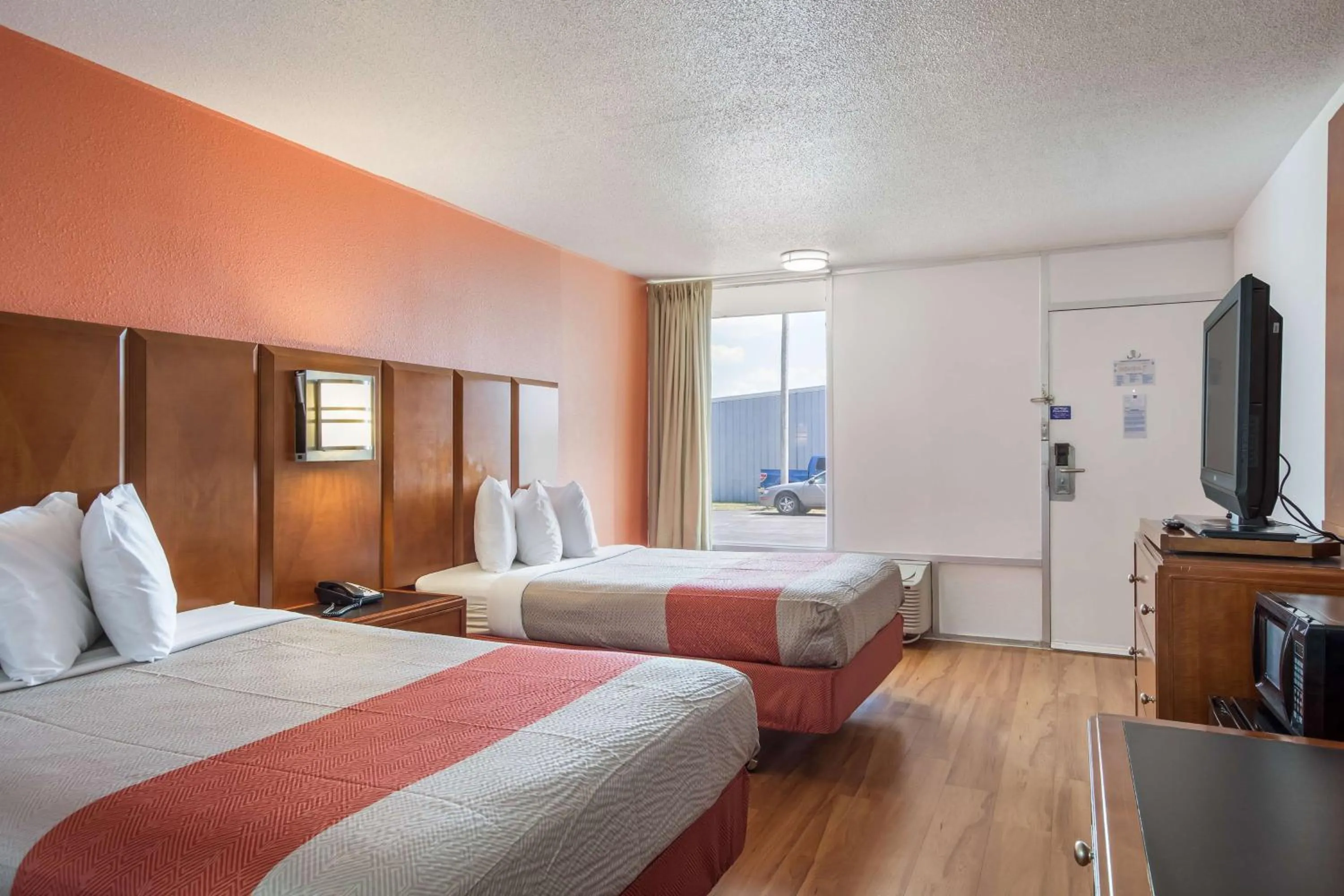 TV and multimedia, Bed in Motel 6-Van Buren, AR I- 40