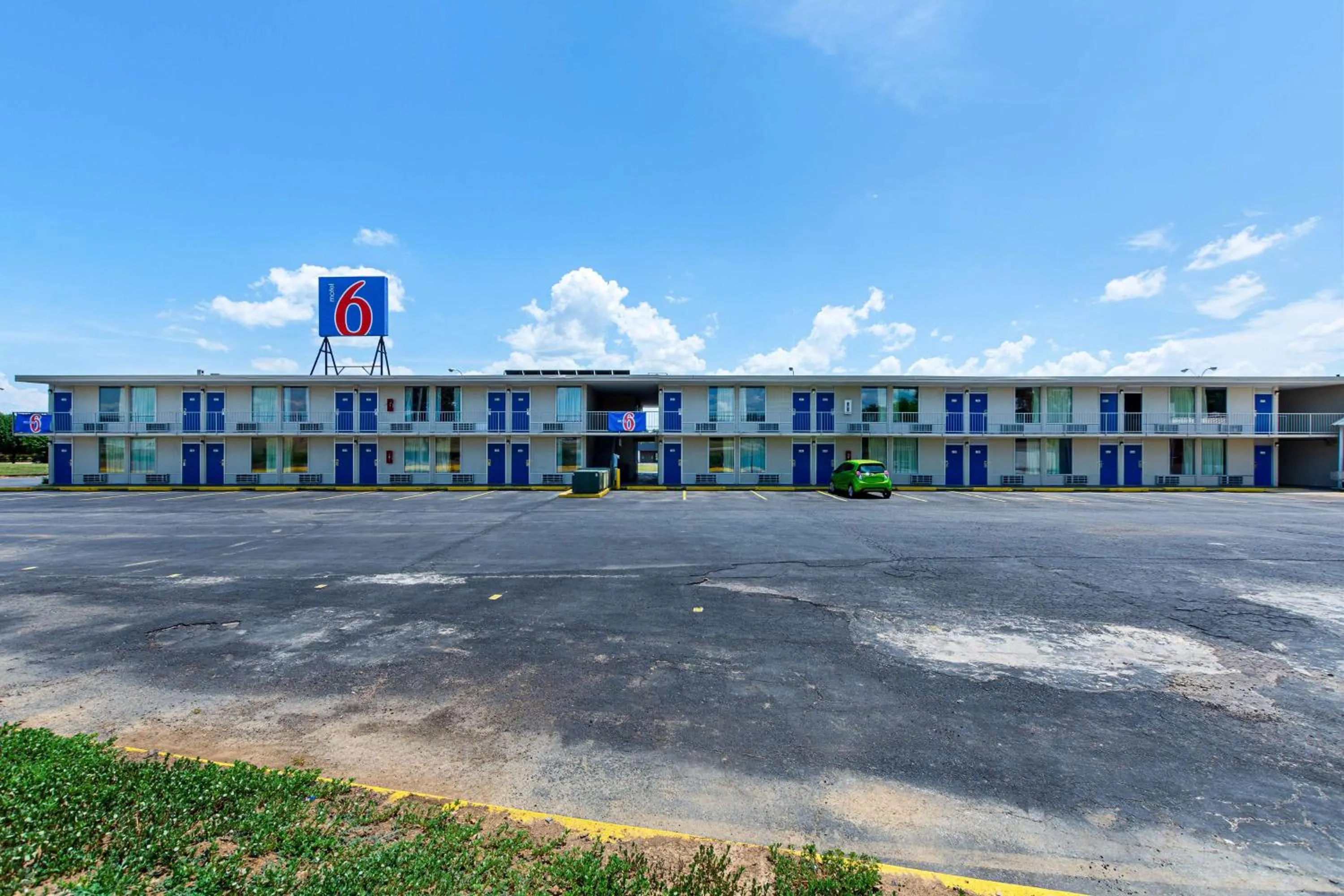 Property building in Motel 6-Van Buren, AR I- 40