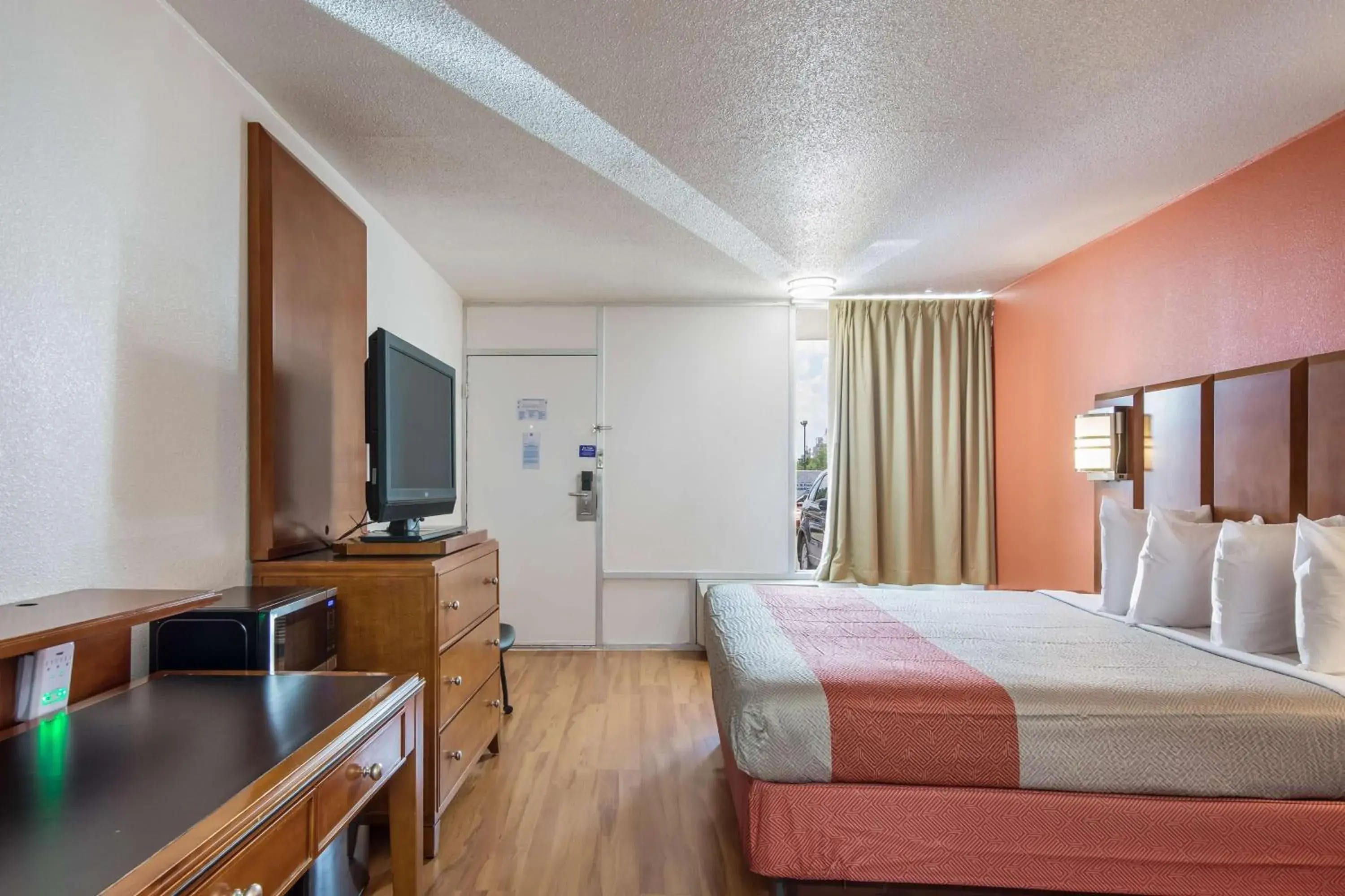 TV and multimedia, Bed in Motel 6-Van Buren, AR I- 40 TV and multimedia, Bed in Motel 6-Van Buren, AR I- 40