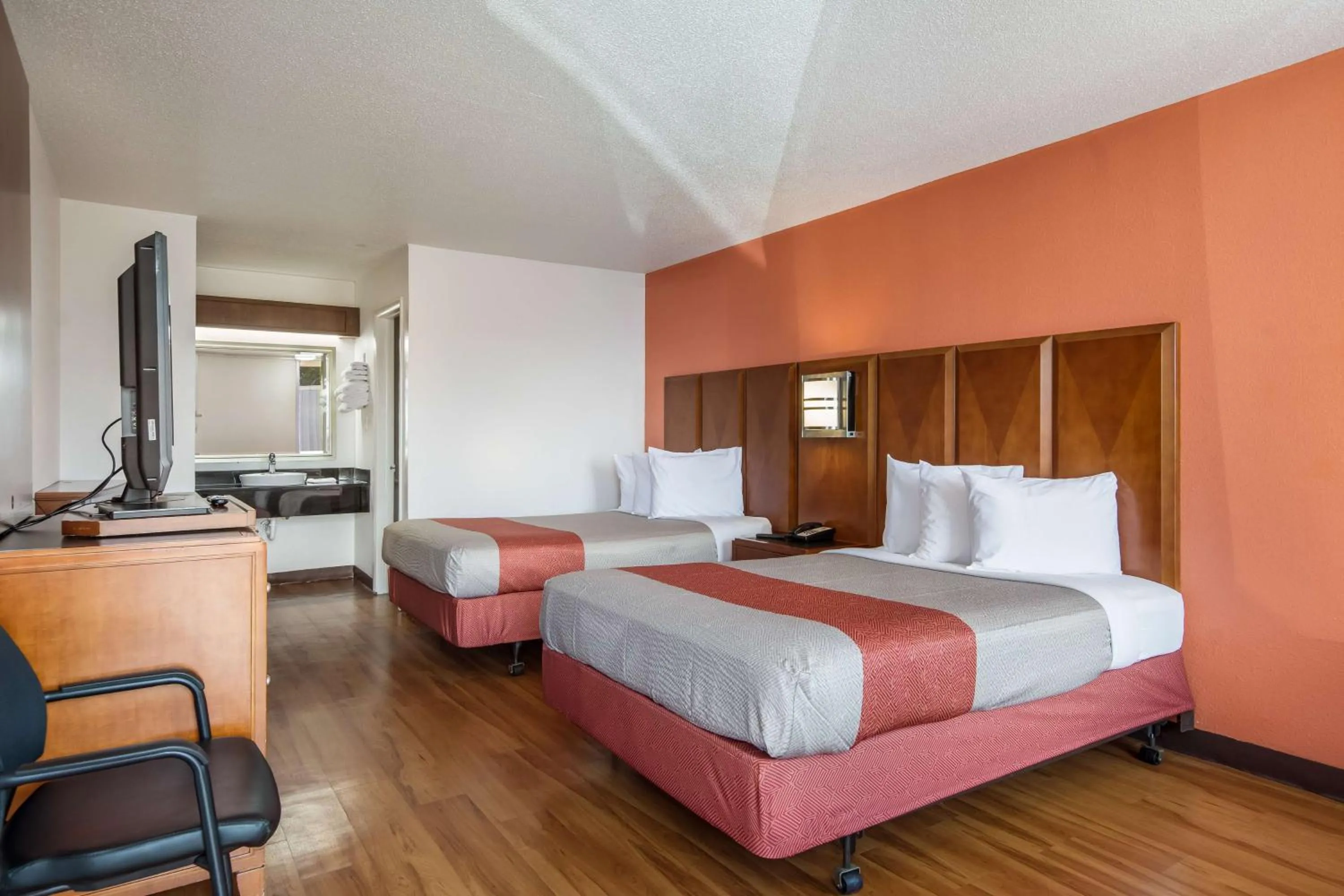 TV and multimedia, Bed in Motel 6-Van Buren, AR I- 40