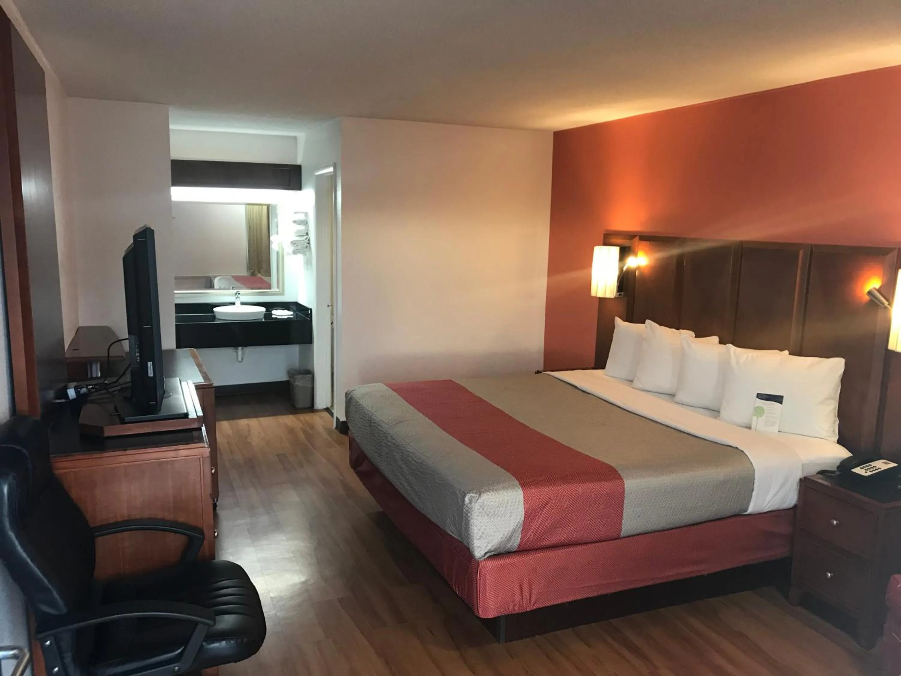 TV and multimedia, Bed in Motel 6-Van Buren, AR I- 40