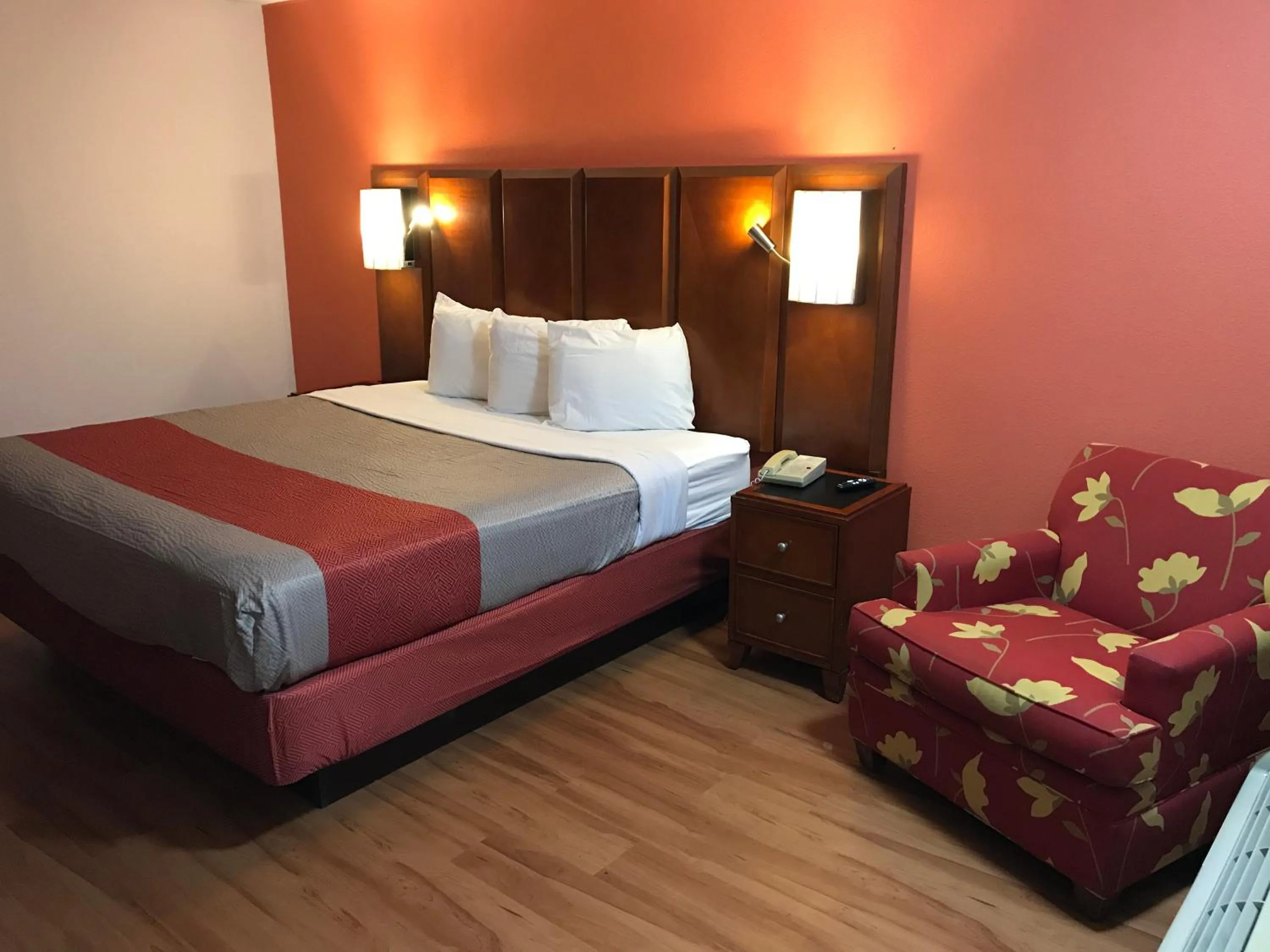 Bedroom, Bed in Motel 6-Van Buren, AR I- 40