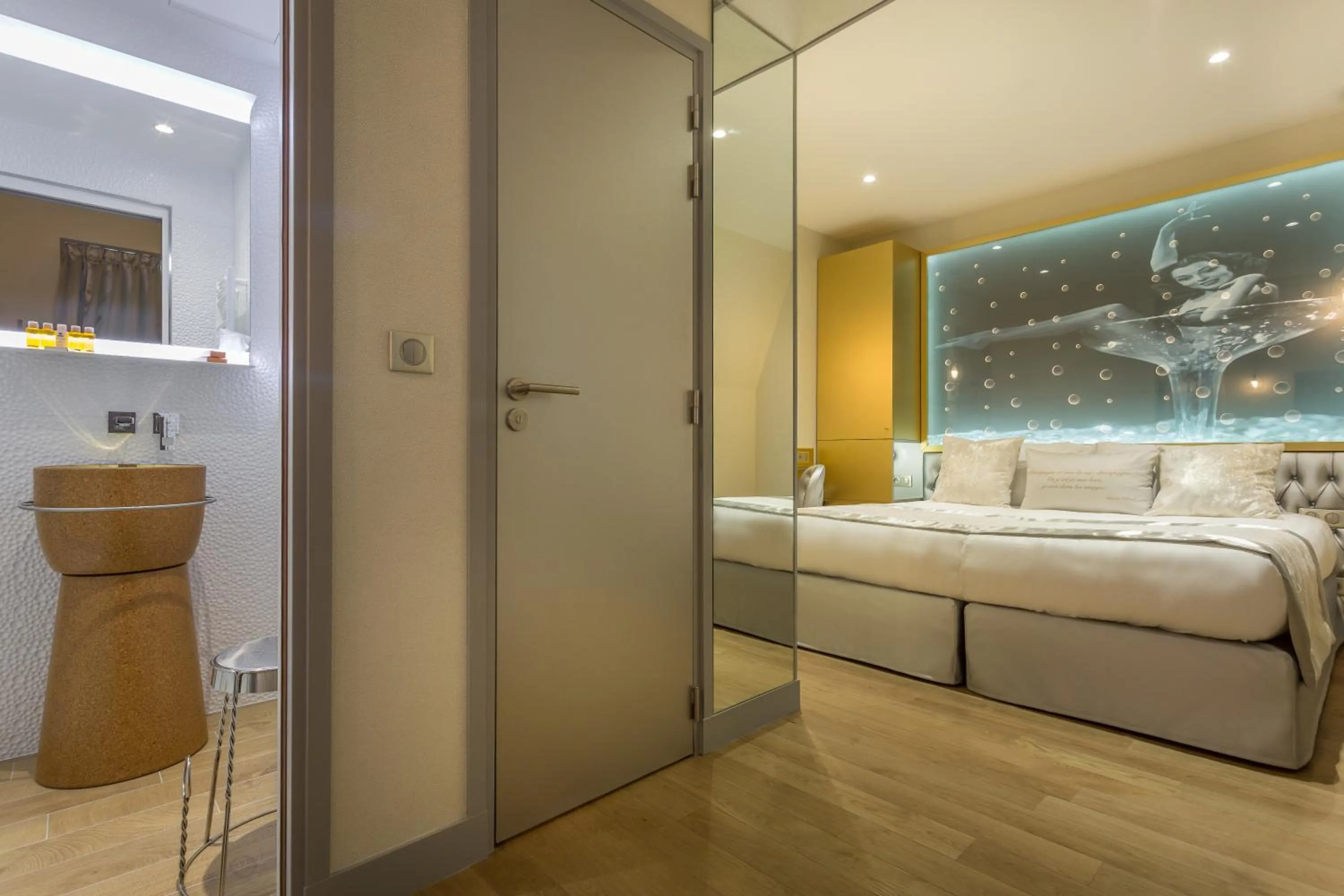 Bathroom, Bed in Hotel Les Bulles De Paris