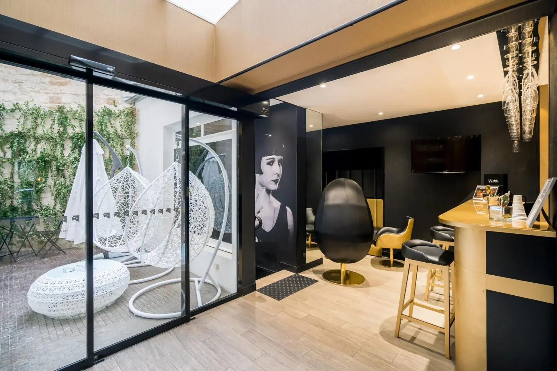 Lounge or bar in Hotel Les Bulles De Paris Lounge or bar in Hotel Les Bulles De Paris