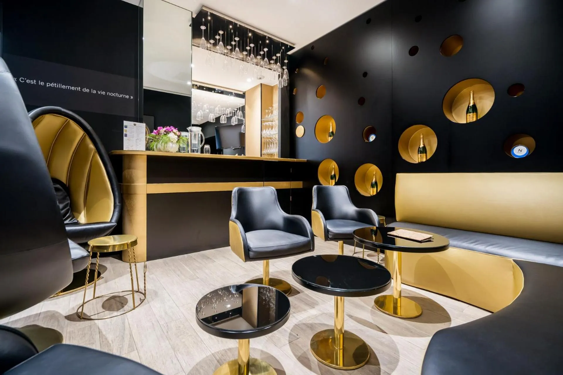 Lounge or bar in Hotel Les Bulles De Paris