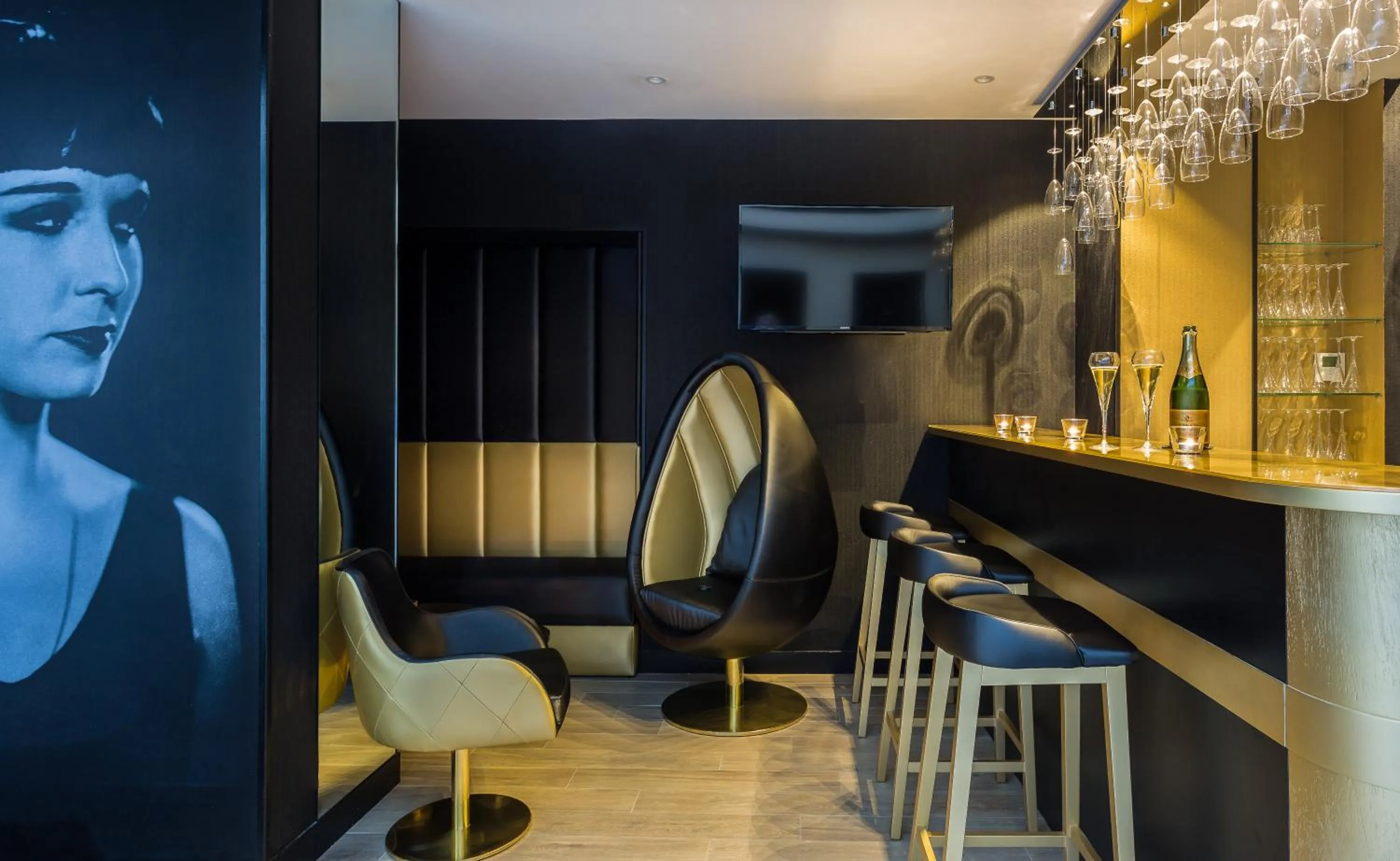 Lounge or bar in Hotel Les Bulles De Paris