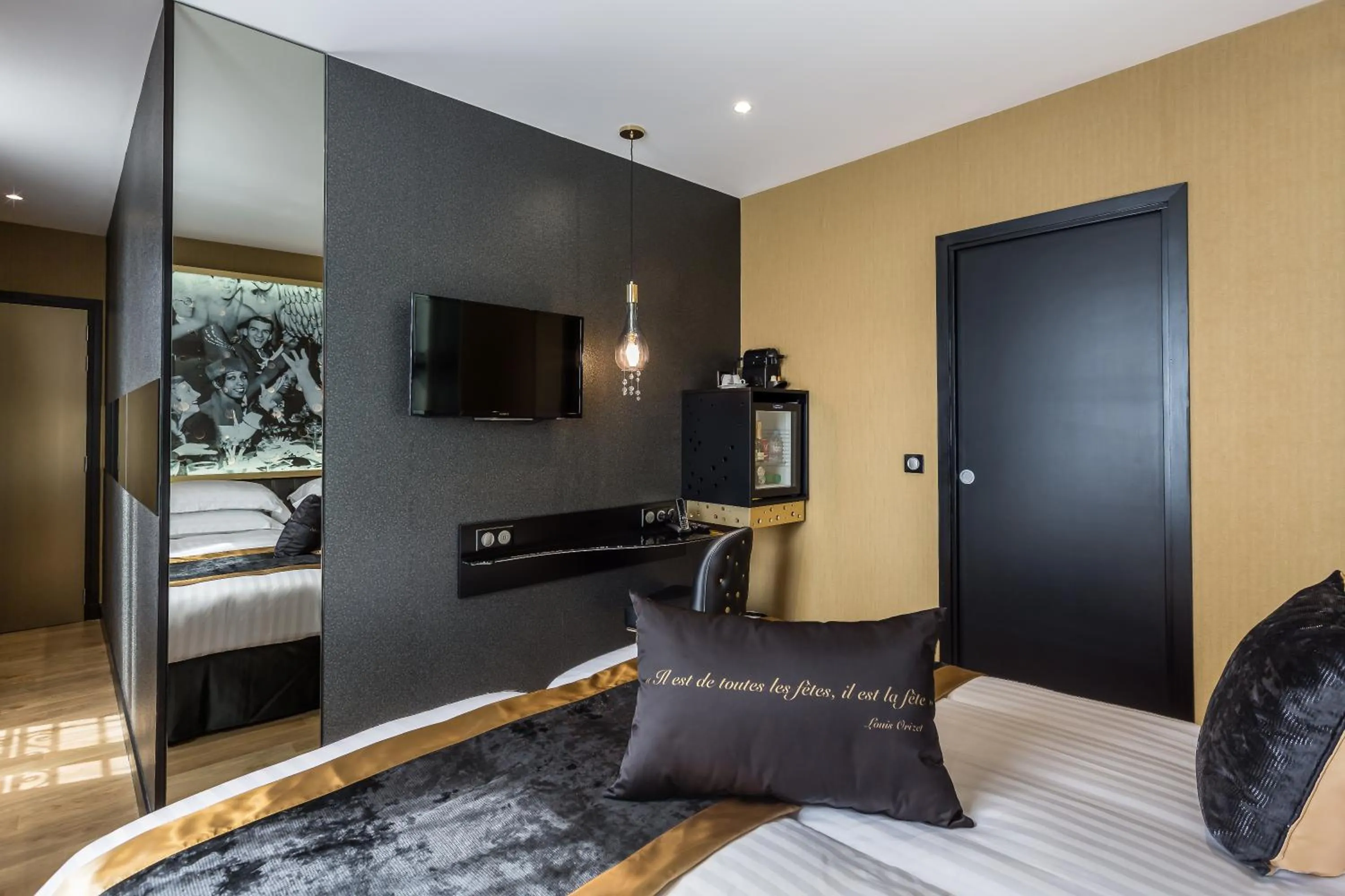 Photo of the whole room, Bed in Hotel Les Bulles De Paris