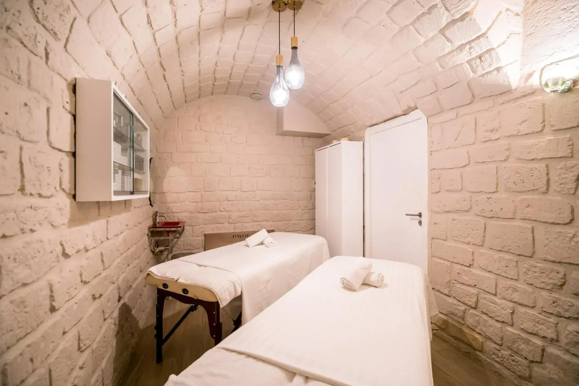 Massage, Bed in Hotel Les Bulles De Paris Massage, Bed in Hotel Les Bulles De Paris