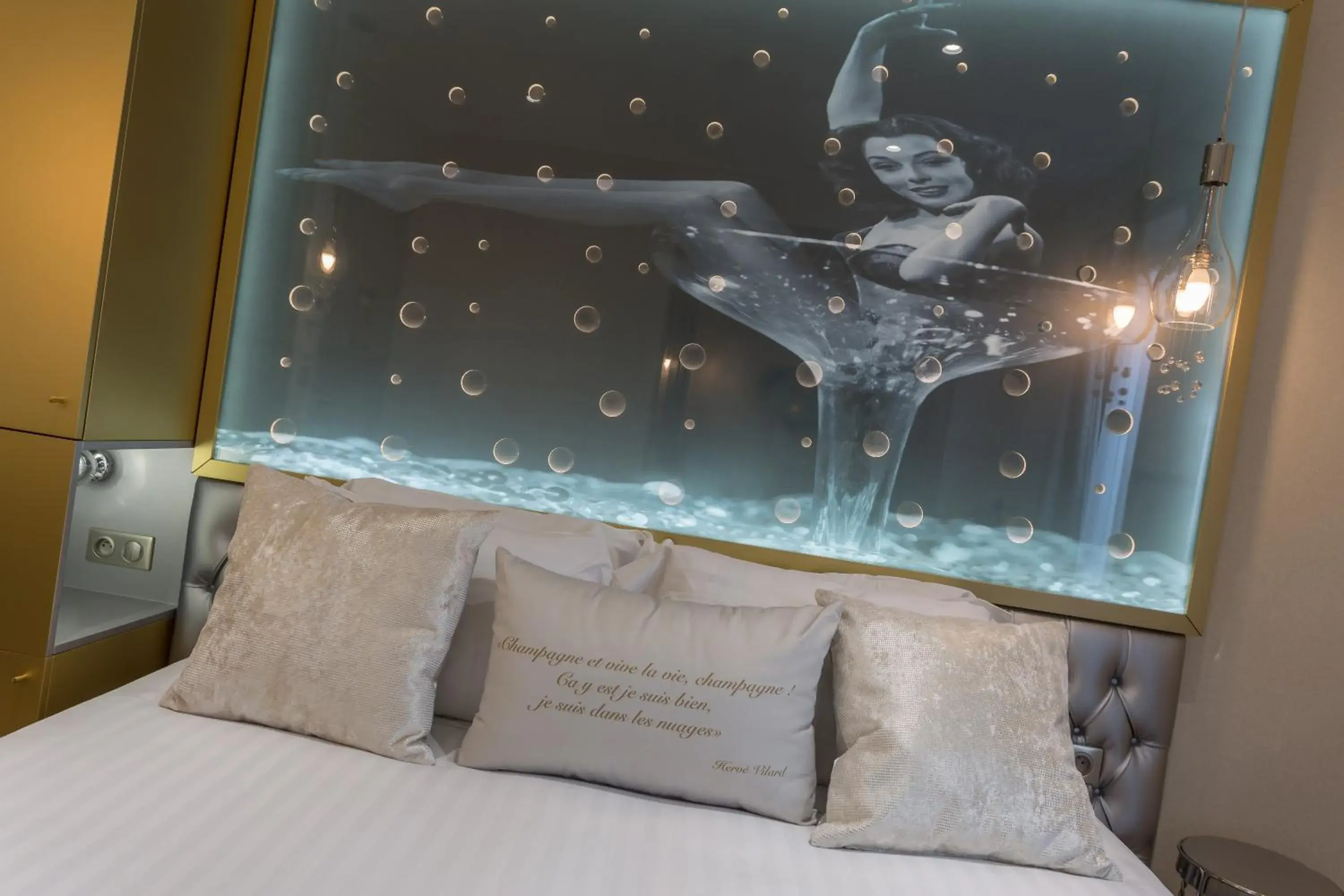 Bed in Hotel Les Bulles De Paris Bed in Hotel Les Bulles De Paris