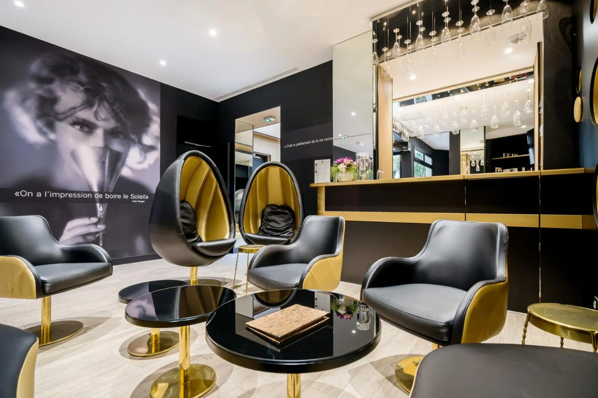 Lounge or bar in Hotel Les Bulles De Paris