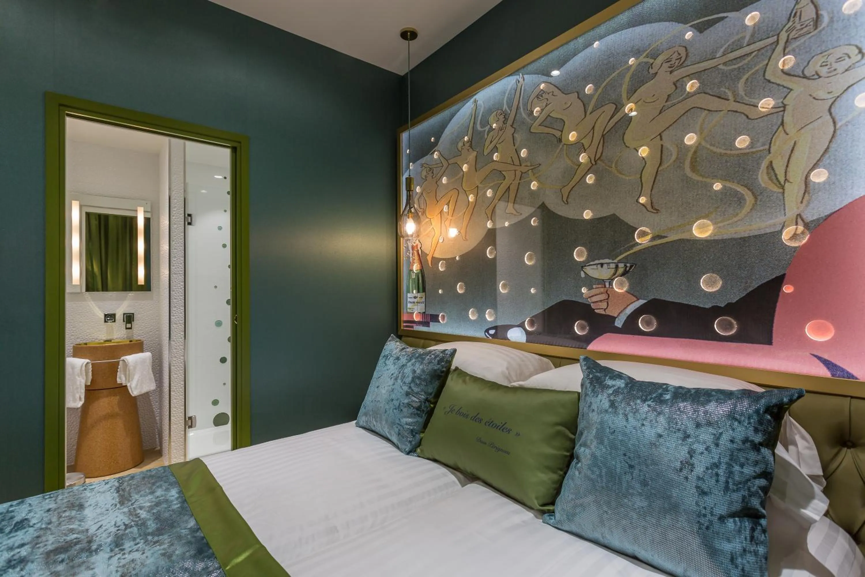 Bed in Hotel Les Bulles De Paris