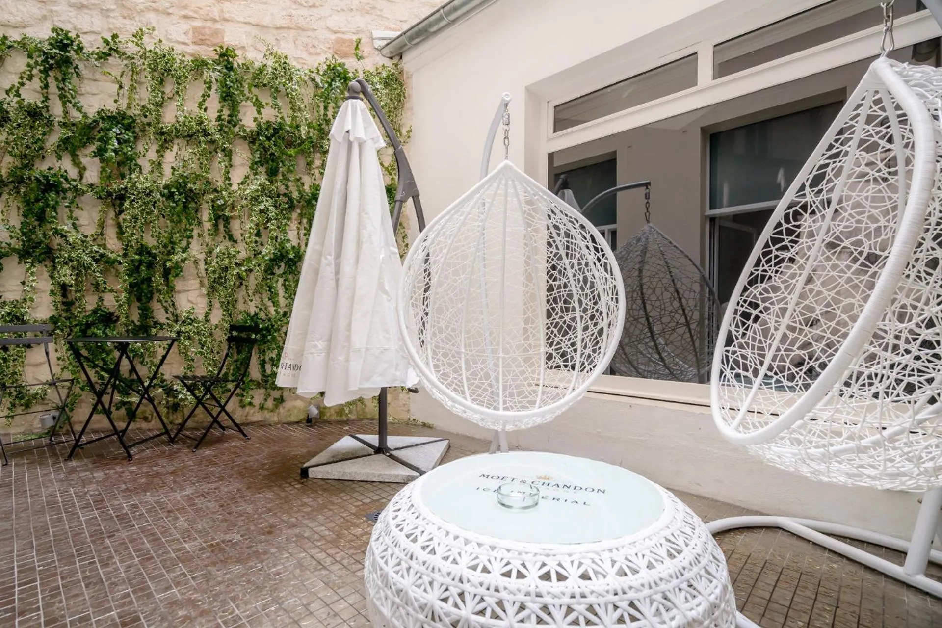 Patio in Hotel Les Bulles De Paris