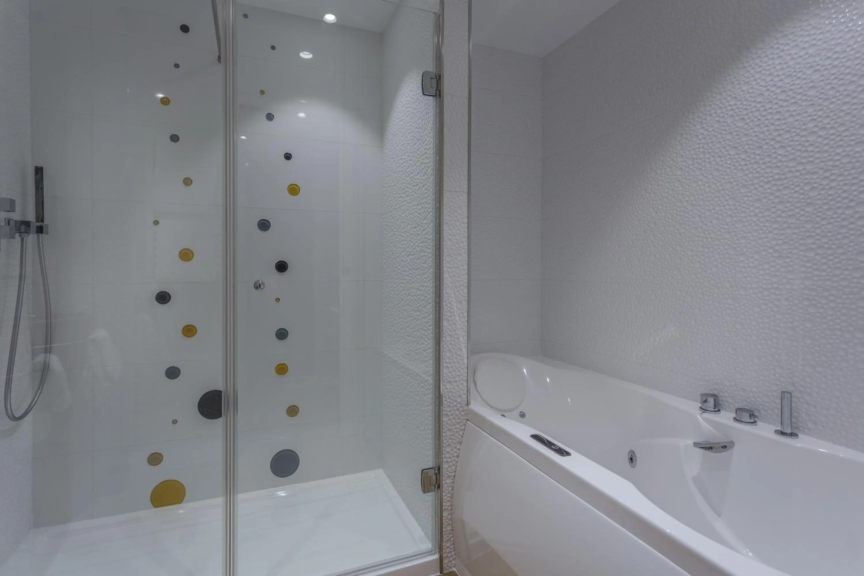 Shower in Hotel Les Bulles De Paris