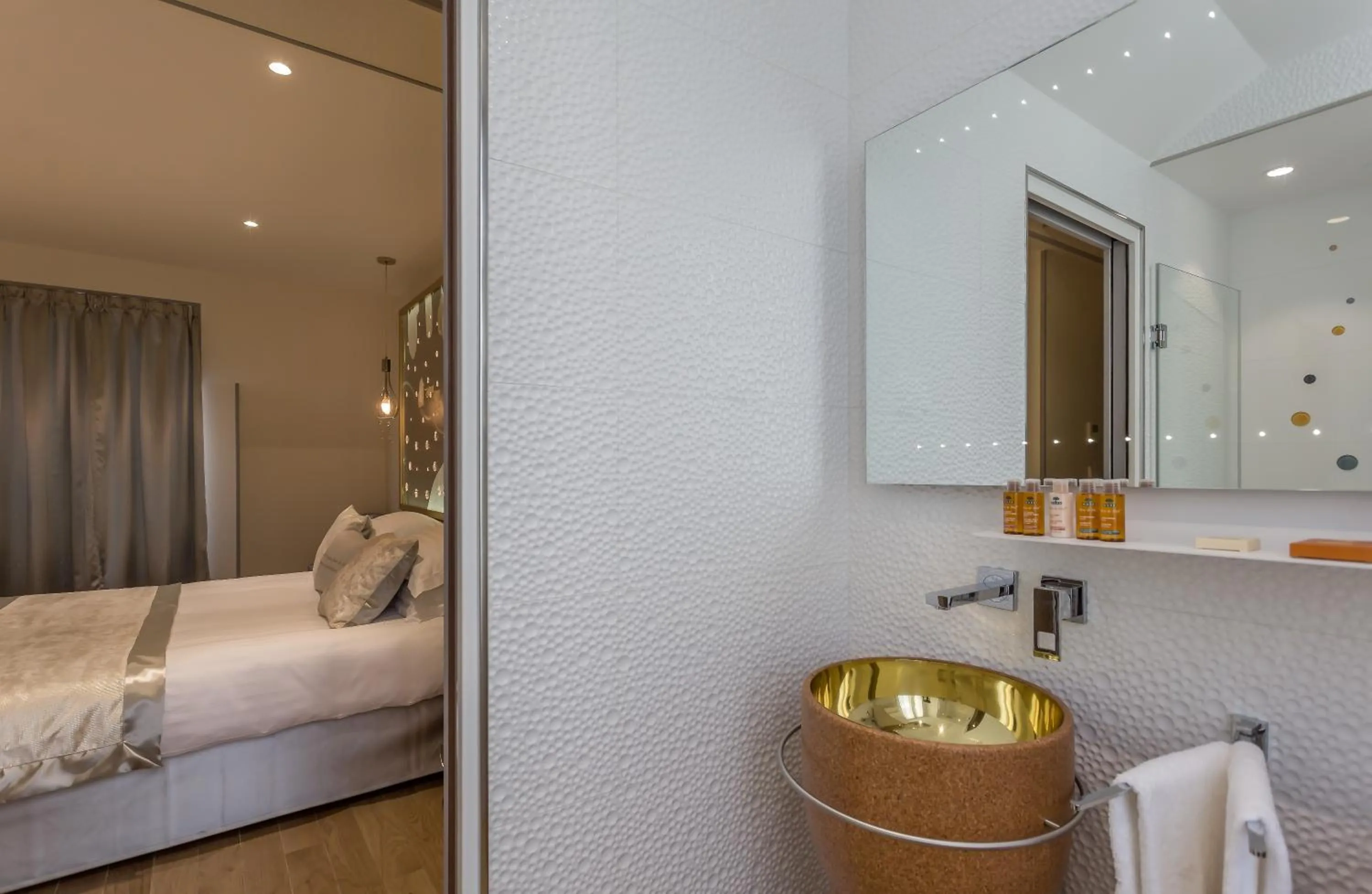 Bathroom, Bed in Hotel Les Bulles De Paris
