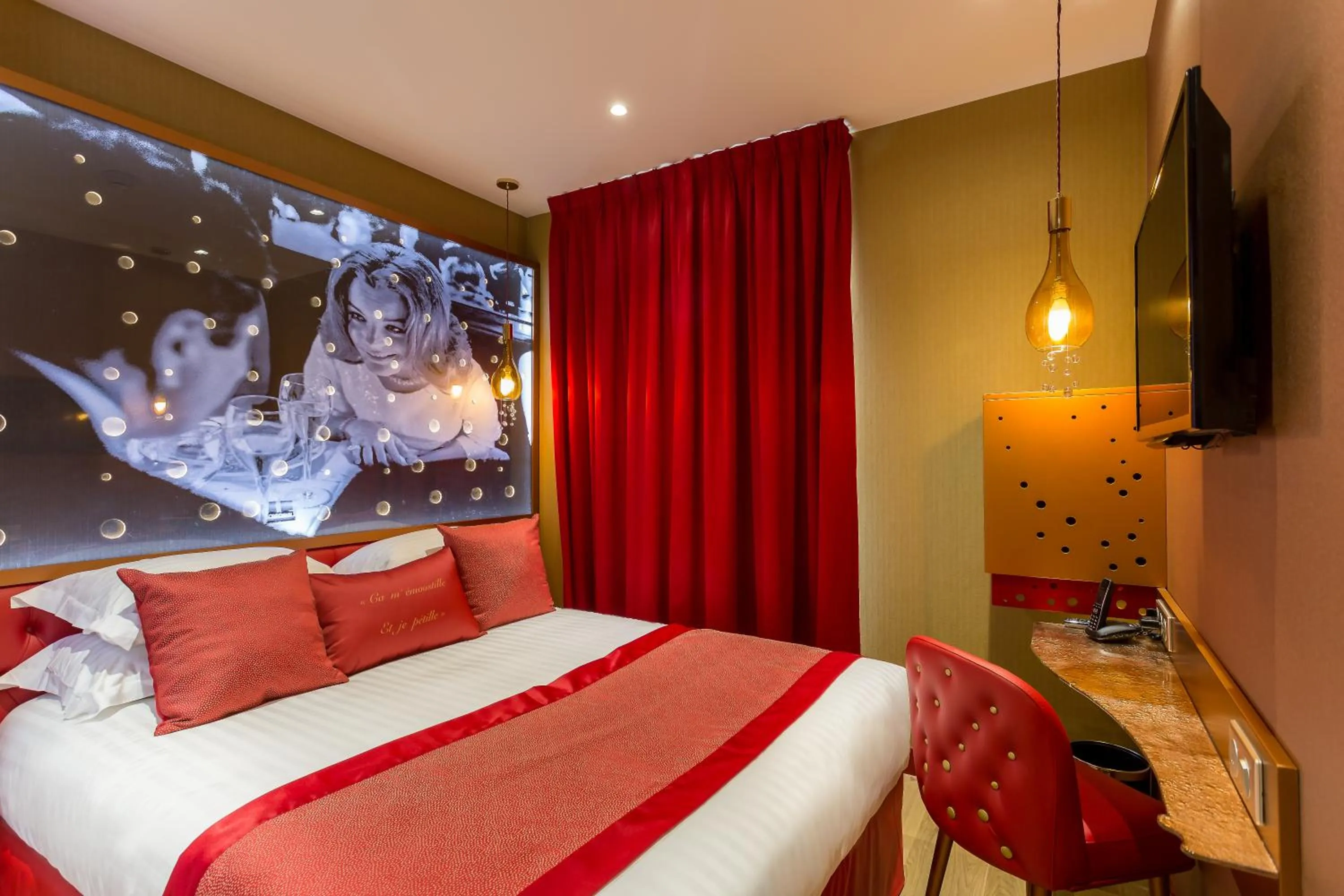 Photo of the whole room, Bed in Hotel Les Bulles De Paris