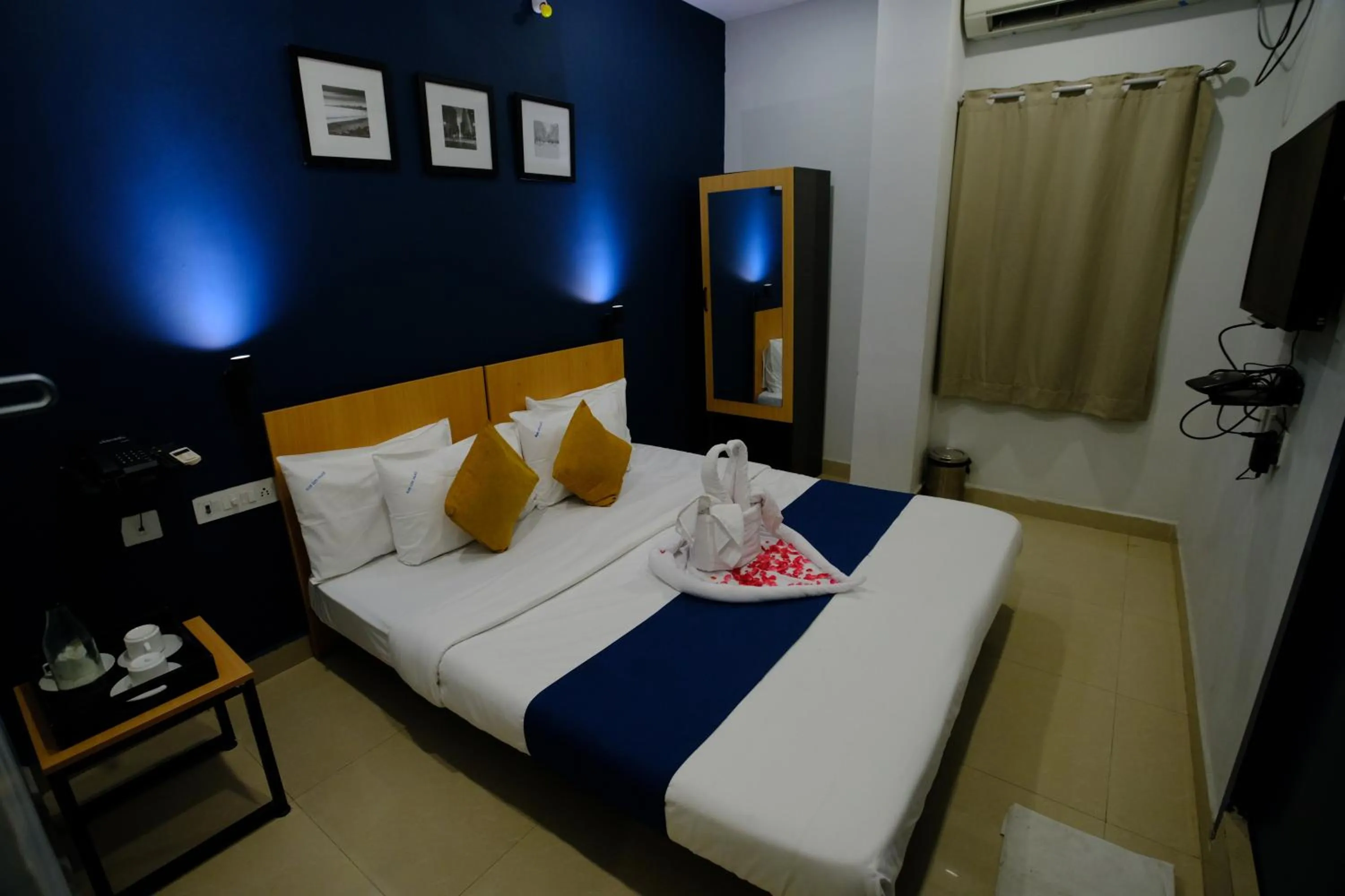 Bedroom, Bed in Blue City Palace - Near Chennai Airport