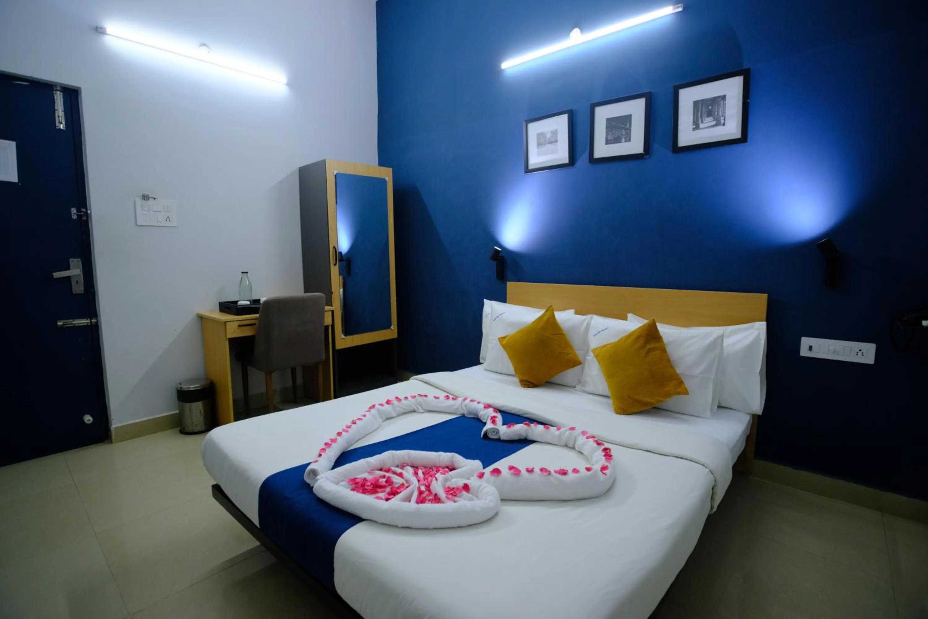 Bedroom, Bed in Blue City Palace - Near Chennai Airport
