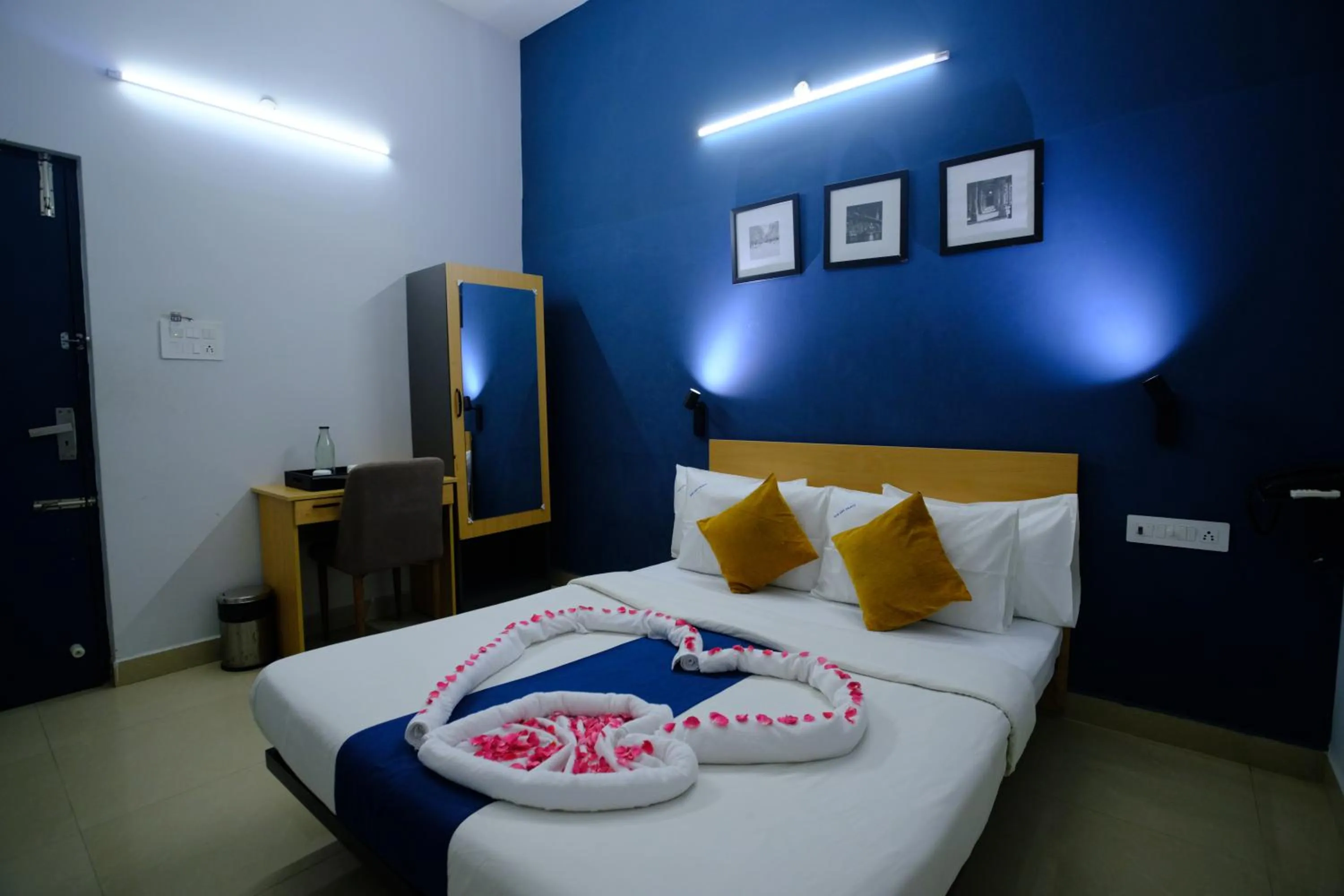 Bedroom, Bed in Blue City Palace - Near Chennai Airport
