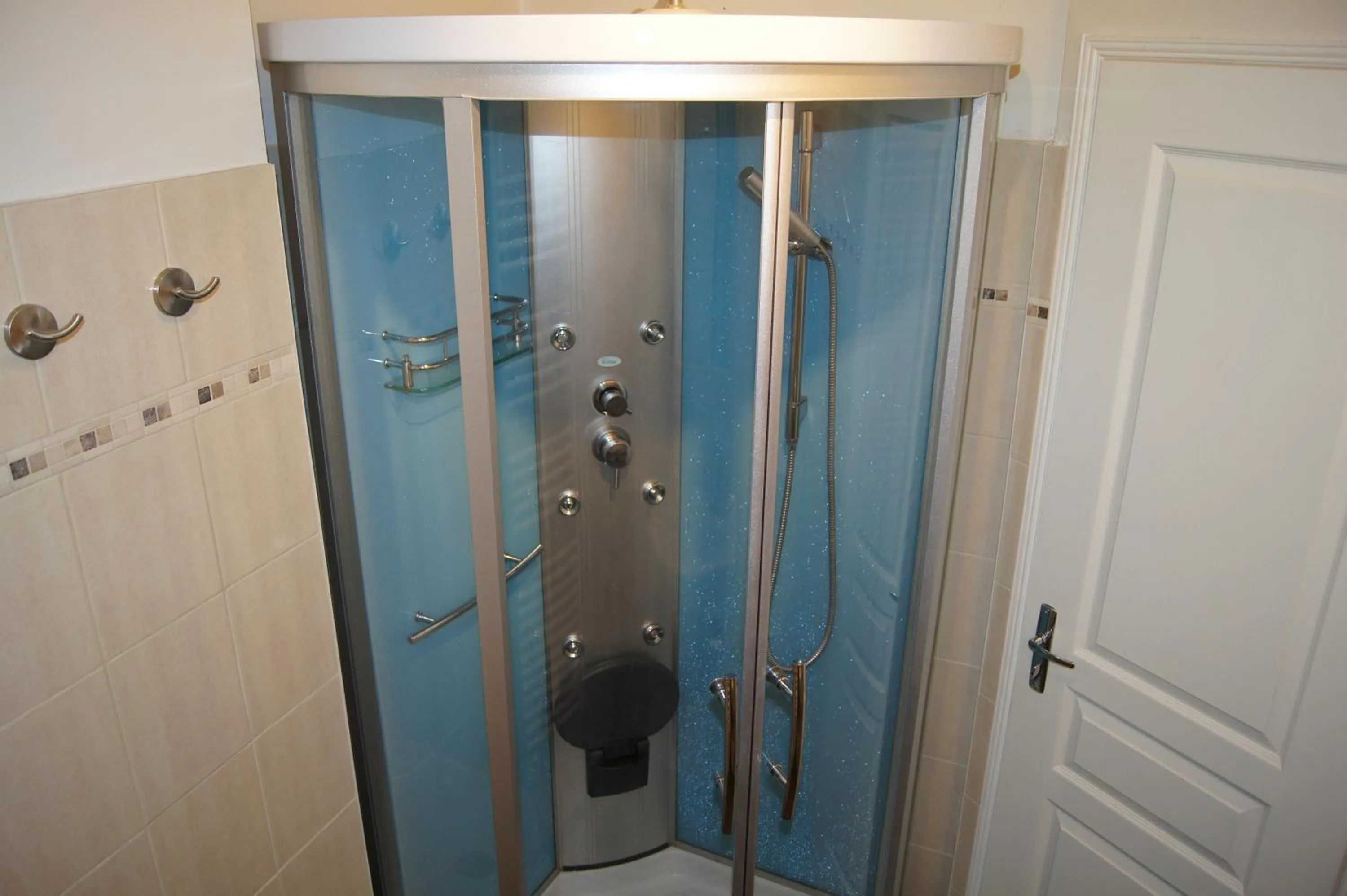 Shower in La Citadine