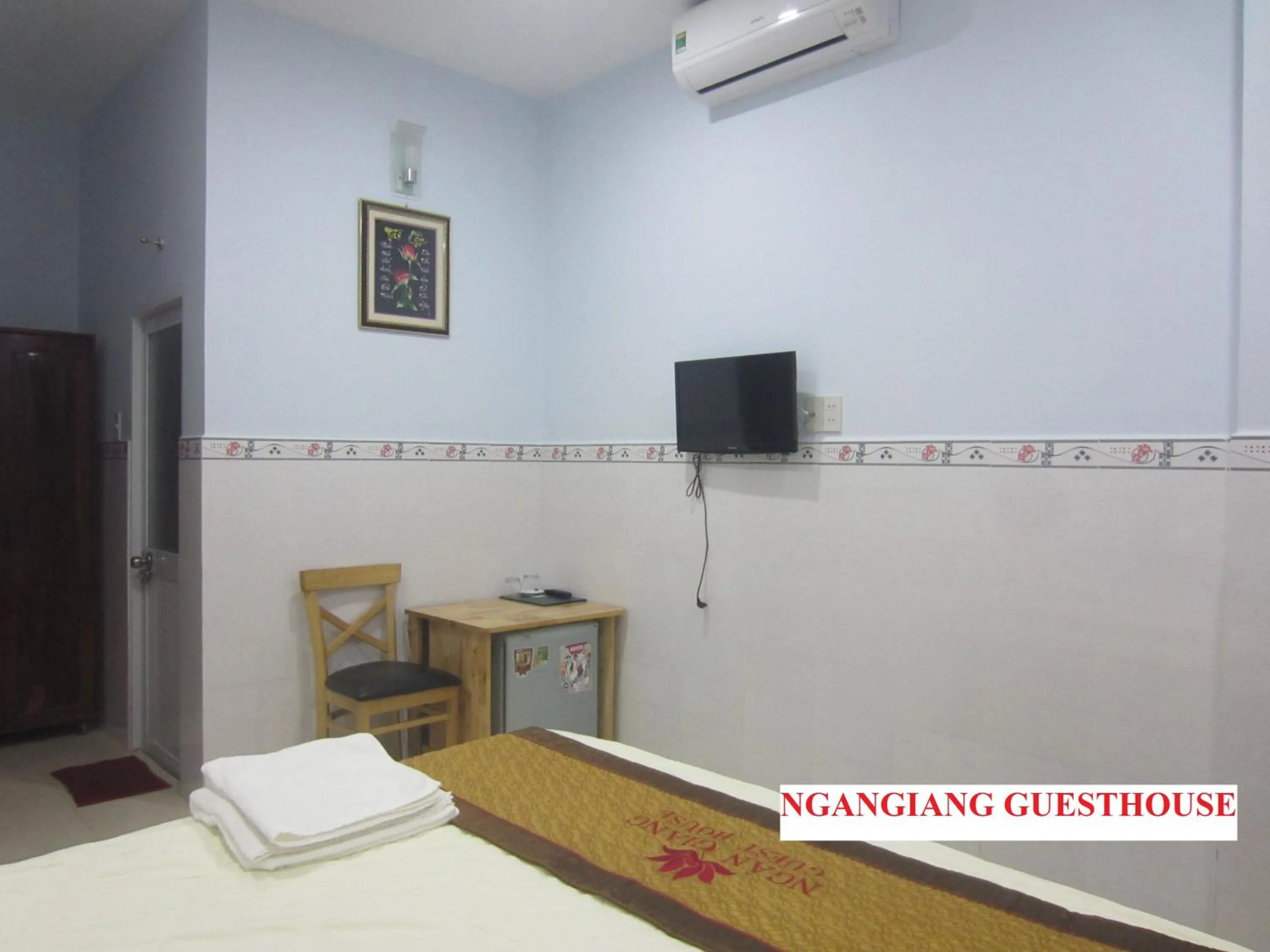 Communal lounge/ TV room, Bed in Ngan Giang Guesthouse