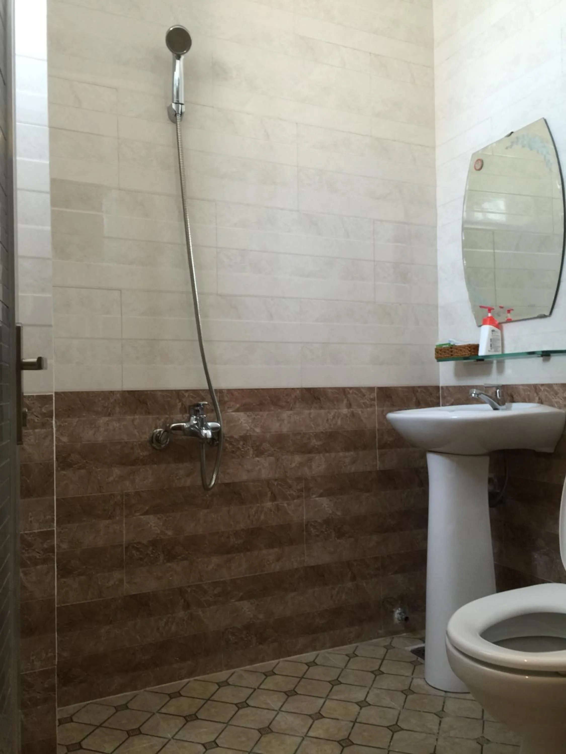 Shower in Ngan Giang Guesthouse