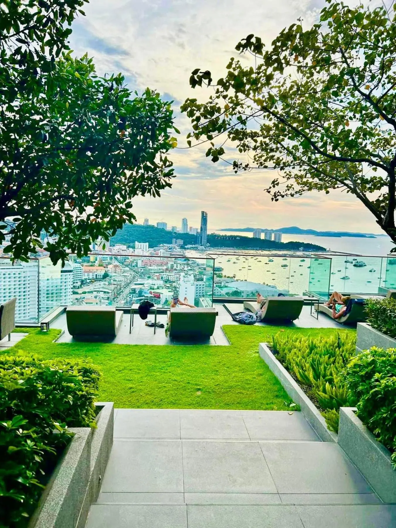 One-Bedroom Apartment in The Edge Central Pattaya